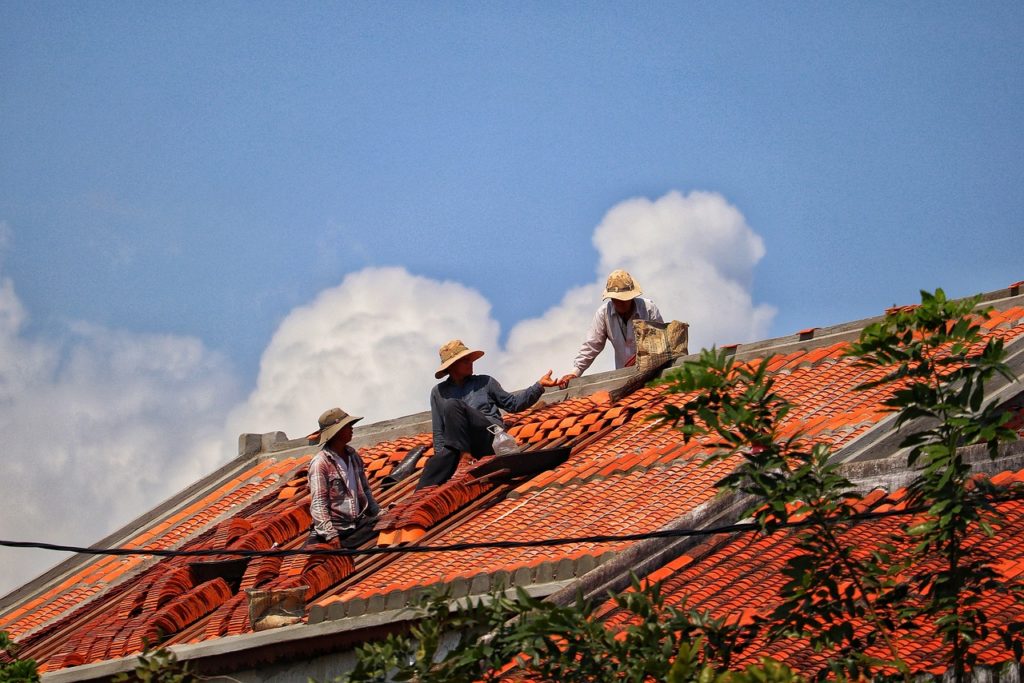 中古住宅の屋根のリフォームをしている人たち